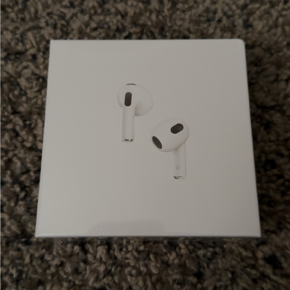 Apple AirPods with MagSafe Charging Case